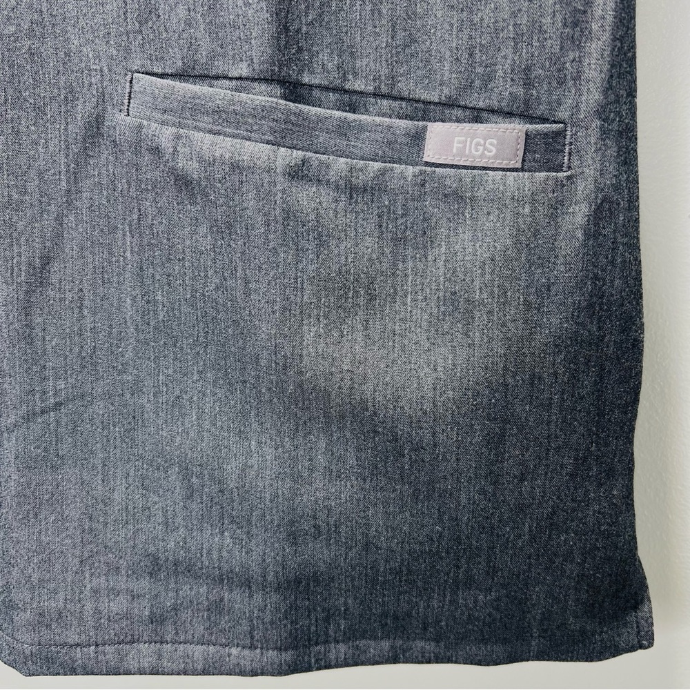 FIGS Charcoal Grey Three Pocket Short Sleeve Top Size Small - Picture 5 of 9